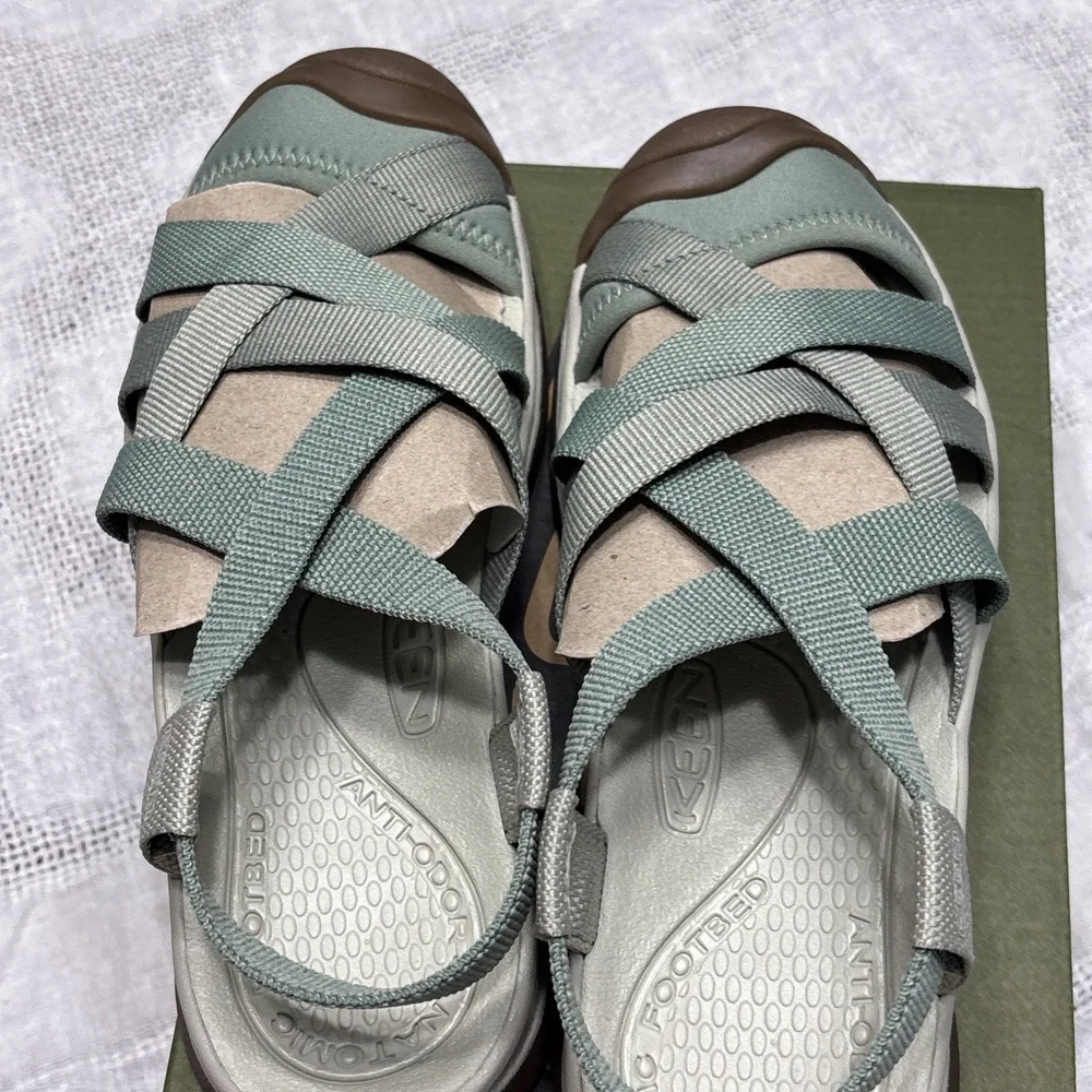 New With Box Keen Women's Whisper Sandals Lily Pad/ Plaza Taupe Sz 6.5 102